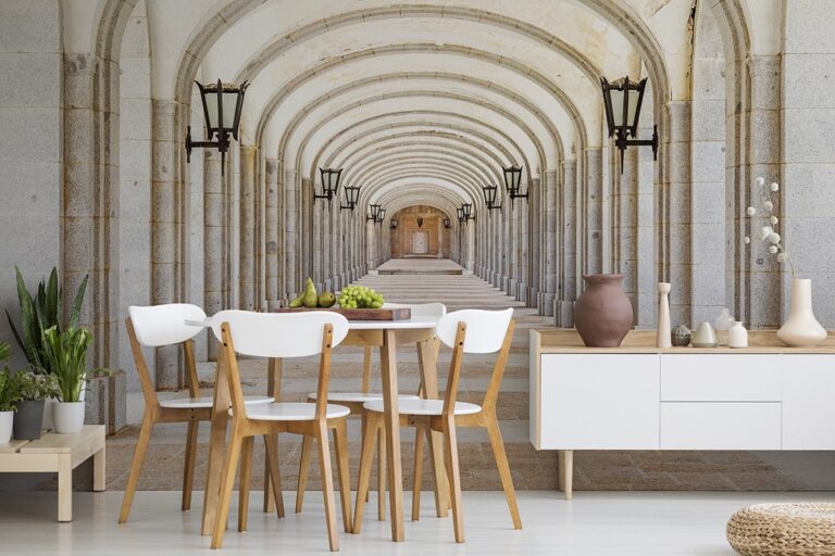 Fototapeta z jasnym pałacowym korytarzem, arkadami i klasyczną architekturą.