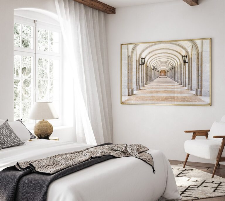 Plakat z jasnym pałacowym korytarzem, arkadami i klasyczną architekturą.
