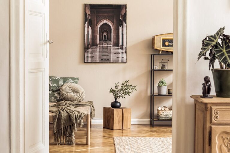 Plakat z pałacowym korytarzem, łukami i elegancką architekturą.