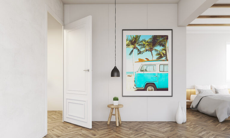 Tropikalna Przygoda – Turkusowy Van na Plaży Plakat