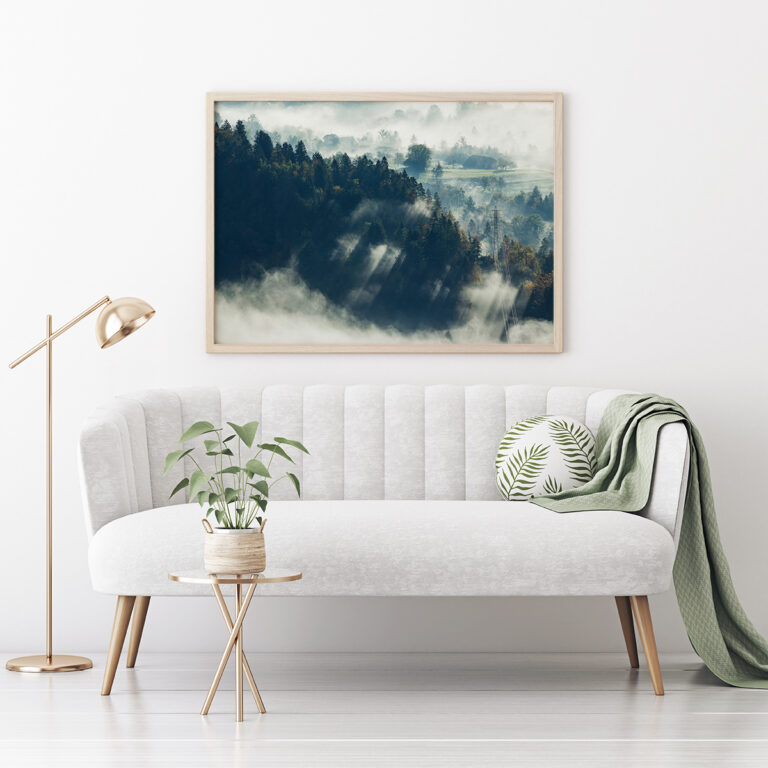 Mglista Wieś Pośród Lasów Plakat