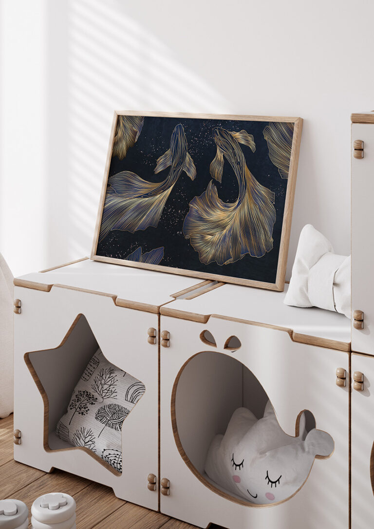 Granatowy Taniec Koi – Złota Rybka Koi – Elegancka Ilustracja Plakat