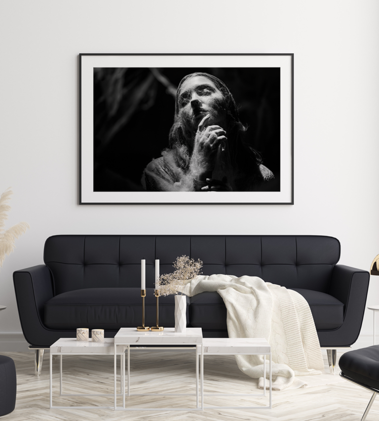 Kobiecy portret w dymie na czarnym tle Plakat