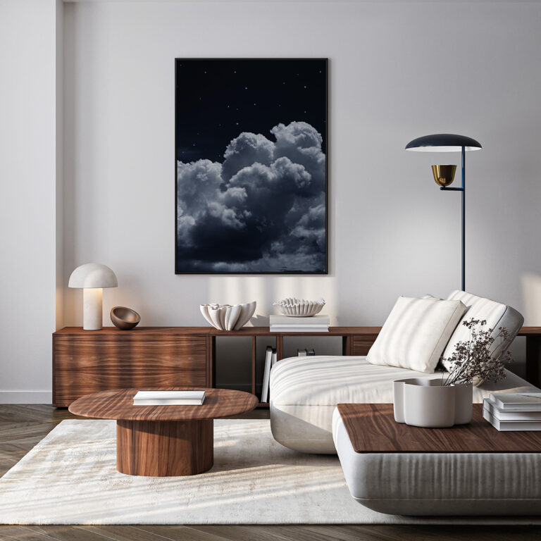 Nocne niebo – niebo nocą z gwiazdami i ciemnymi chmurami Plakat