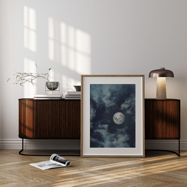 Nocne niebo – niebo nocą z pełnią księżyca i chmurami Plakat