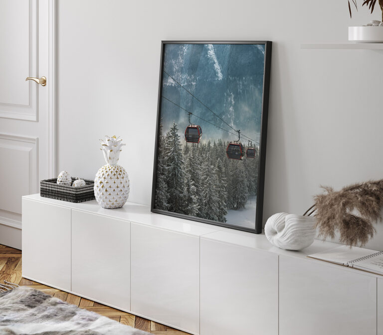 Góry zimą z kolejką gondolową nad ośnieżonym lasem Plakat