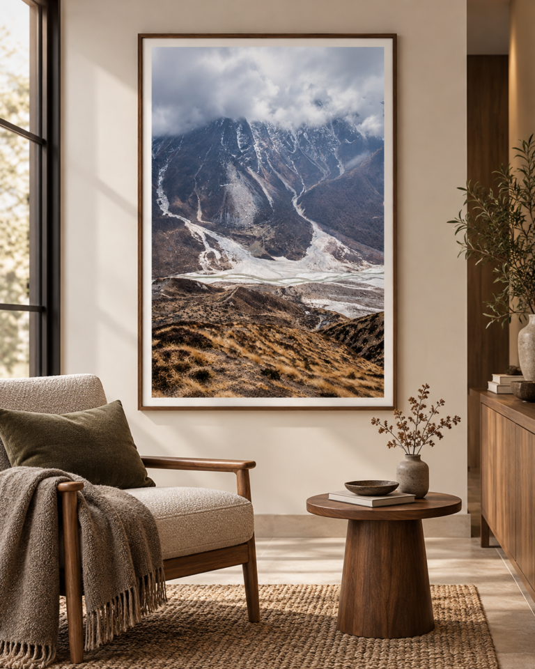 Himalaje – monumentalne góry i lodowcowa dolina spowita chmurami Plakat