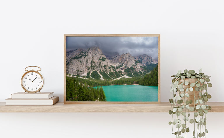 Tatry – turkusowe jezioro u podnóża skalistych gór Plakat