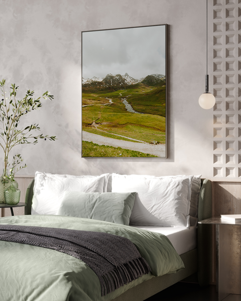 Górska dolina z krętą ścieżką i potokiem Plakat